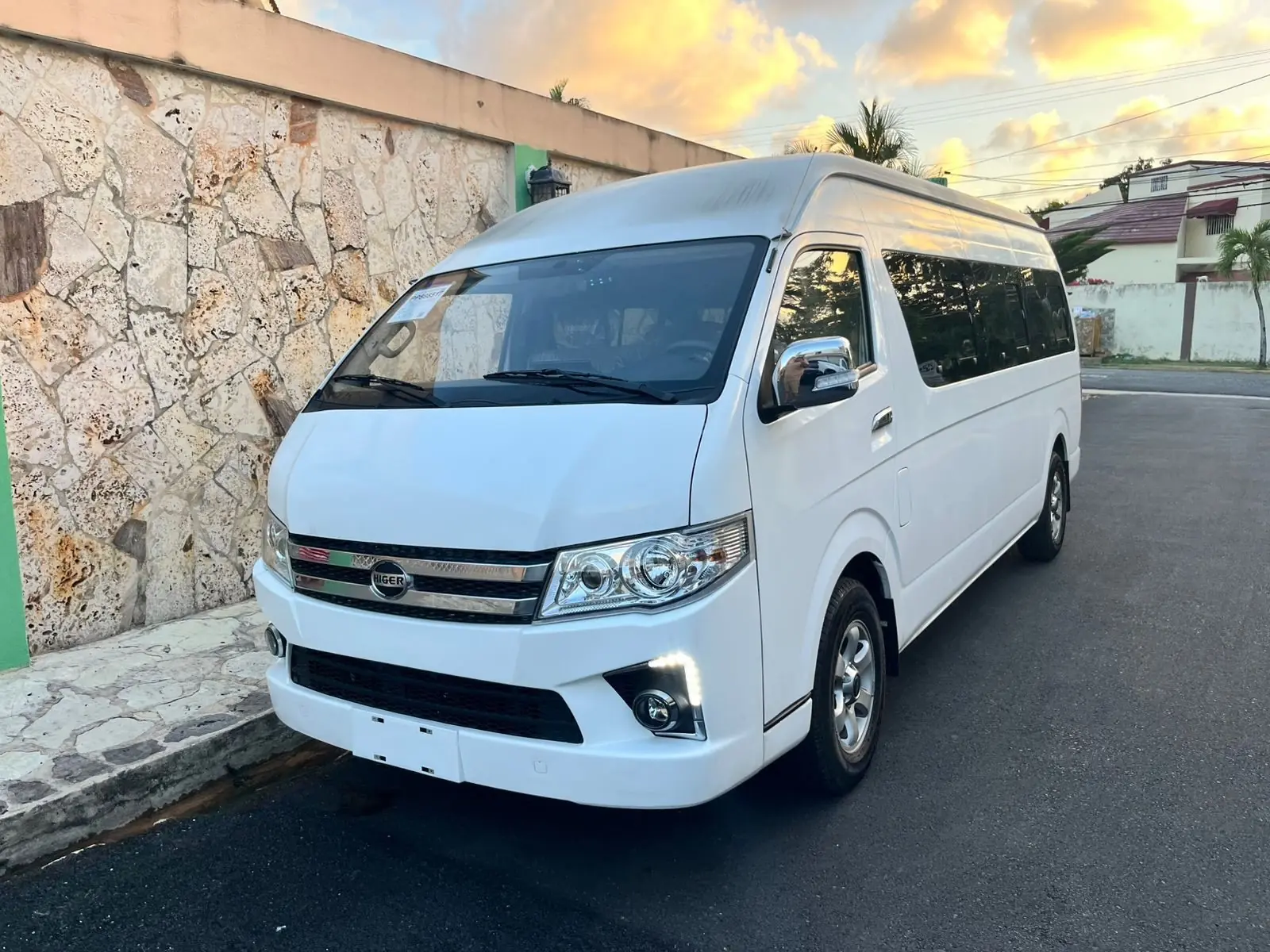 Minibús blanco al atardecer, fotografía real publicada por UVRO Transporte