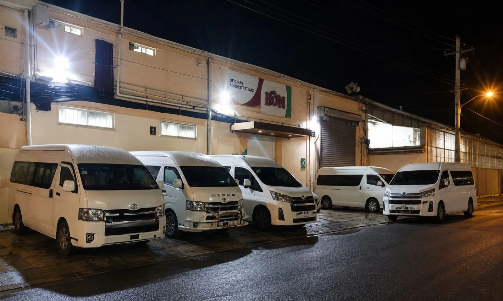 Minibuses blancos estacionados durante la noche en una publicación de UVRO