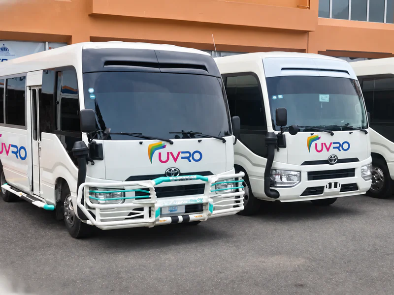 Tres minibuses UVRO blancos estacionados