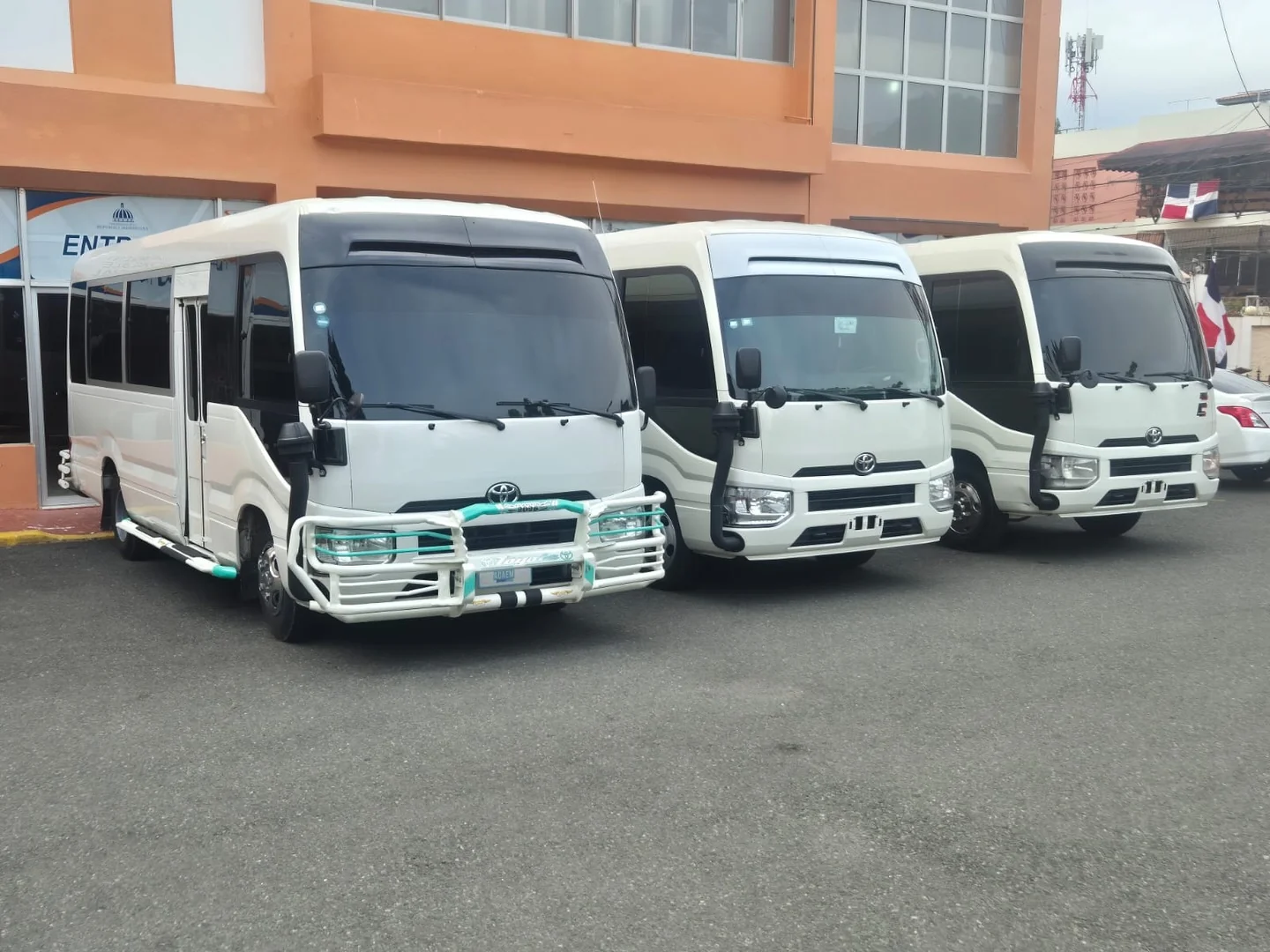 Tres minibuses blancos estacionados, en una fotografía publicada por UVRO